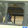 Mulher é atingida por tiro no pescoço dentro de ônibus após tiroteio no Rio