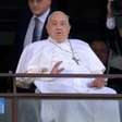Papa Francisco recebe alta após quase 40 dias internado e faz primeira aparição aos fiéis