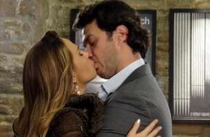 'Em Família': Lívia flagra beijo entre Laerte e Shirley