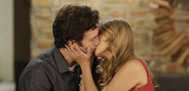 'Em Família': Livia beija Laerte e se recusa a tocar com ele