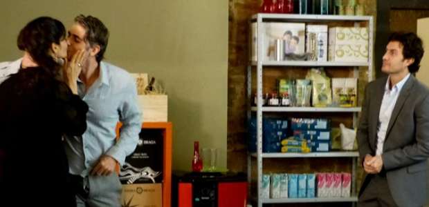 'Em Família': Laerte presencia beijo entre Cadu e Verônica