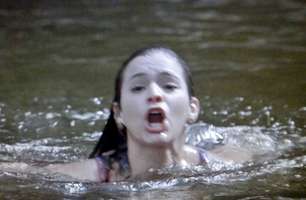 'Em Família': Luiza se afoga em rio enquanto Shirley observa