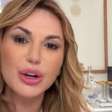 Deolane chora em live e desabafa sobre processo judicial: 'Não aguento mais'