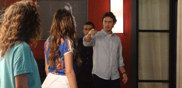 'Em Família': Laerte puxa Luiza pelo braço e choca alunos