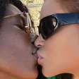 Atrizes da Globo assumem namoro nas redes sociais com beijão