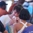 Pastel e caldo de cana: Marquezine faz Shawn Mendes ter experiência na feira