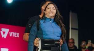 Laís Souza fica em pé em evento e homenageia pesquisadora Tatiana Sampaio