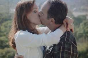 'Em Família': Virgílio comemora presente surpresa com beijo