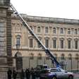 Suspeitos por roubo de joias no Museu do Louvre são presos em Paris