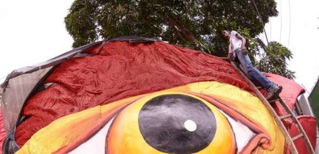 Escultura do Galo da Madrugada é decorada com grafite