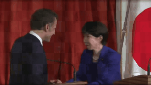 Macron e primeira-ministra do Japão fazem símbolo de 'Dragon Ball' durante encontro