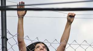 'Amor à Vida': Aline escala cerca e tenta fugir da prisão