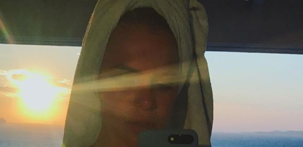 Bruna Marquezine mostra corpo bronzeado e marca de biquíni