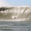 Surfista brasileiro pega onda impressionante de 10 m em SC: 'Força assustadora'