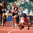Atleta tropeça, mas vence 100m com barreiras dando cambalhotas