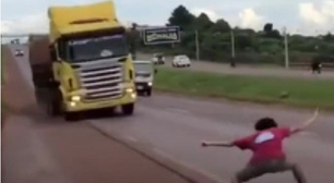 Jovem é preso após fazer 'jogo da galinha' com carreta e quase provocar acidente