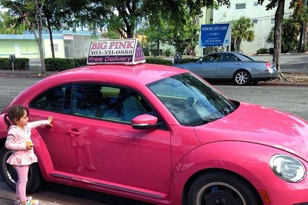 Rafa Justus Posa Ao Lado De Um New Beetle Rosa Em Miami