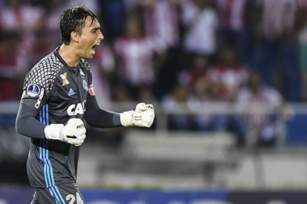 Goleiro rubro-negro elogiou a defesa do Fla neste início de ano e visa do título carioca (Foto: LUIS ACOSTA / AFP)