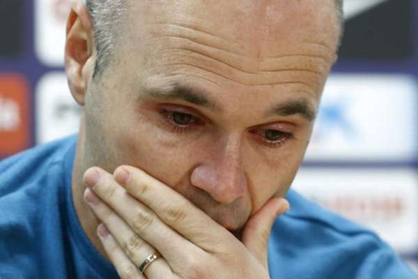 Iniesta anunciou fim do ciclo no Barcelona (Foto: Pau Barrena / AFP)