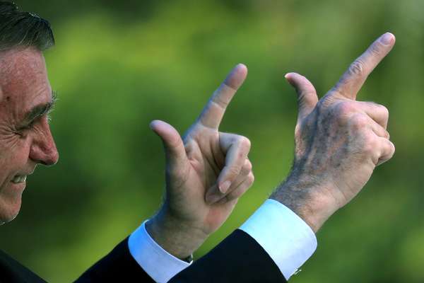 Resultado de imagem para Bolsonaro diz que Senado 'deu cartÃ£o vermelho' para decreto das armas