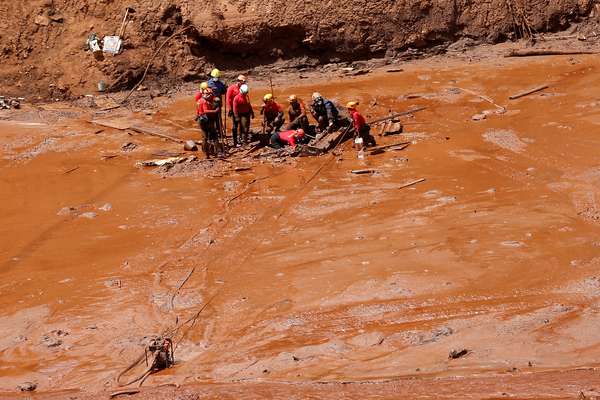 Trabalhos de resgate após rompimento de barragem de mineração da Vale em Brumadinho.
REUTERS/Adriano Machado
02/02/2019