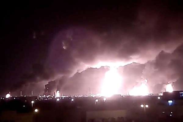 Incêndio é visto na instalação de processamento de petróleo em Buqayq, Arábia Saudita, após ataque de drones do grupo rebelde Houthi, do Iêmen
