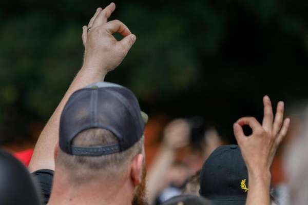 Membros do grupo de extrema-direita Proud Boys fazem o gesto em evento no Estado americano de Oregon