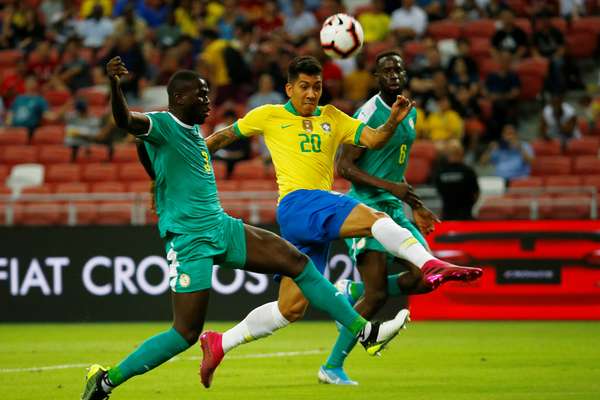 Lance entre Firmino (Brasil) e Kalidou Koulibaly e Salif Sane, do Senegal