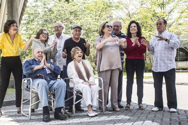 Orlando Drummond (à direita), em foto de 2013, recebendo homenagem ao lado de outros atores da Globo, como Rosamaria Murtinho, Eva Todor, Ney Latorraca, Flávio Migliaccio, Aracy Balabanian e Yoná Magalhães.