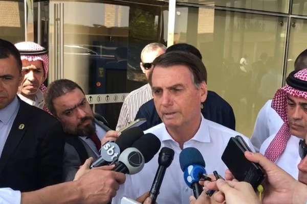 Bolsonaro concede entrevistas a jornalistas
