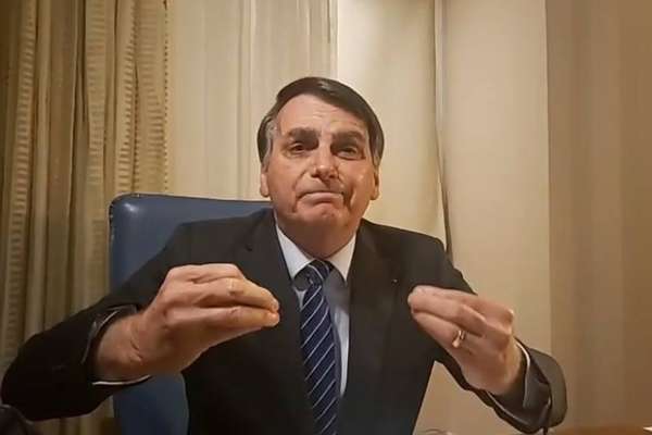 O presidente Jair Bolsonaro, durante transmissão nas redes sociais