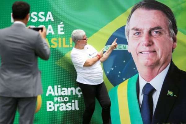 Advogados que auxiliam Bolsonaro querem combinar um aplicativo de celular com os leitores de impressões digitais de smartphones para agilizar a coleta das 491.967 assinaturas necessárias