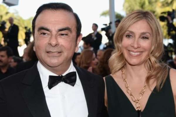 Getty Images / BBC News Brasil Carole Ghosn (à direita, ao lado de Carlos Ghosn) chegou a dizer que pediria ajuda aos presidentes dos EUA e do Brasil e acusou o sistema judicial japonês de não respeitar os direitos do marido