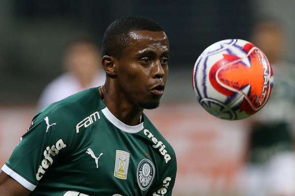 Palmeiras negocia saída de Carlos Eduardo após promover trio da base
