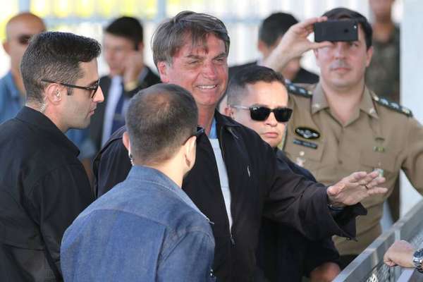 Bolsonaro cumprimenta apoiadores na frente do Palácio da Alvorada.