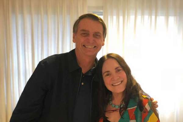 Jair Bolsonaro e Regina Duarte em visita da atriz ao presidente em outubro de 2019 