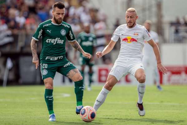 Meia Lucas Lima é marcado de perto pelo volante Uillian Correia, que fez gol no jogo (Foto: Van Campos/Fotoarena)