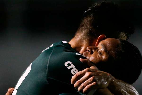 Willian abraça Luiz Adriano após gol sobre a Ponte Preta (FOTO: Divulgação Flickr Palmeiras)