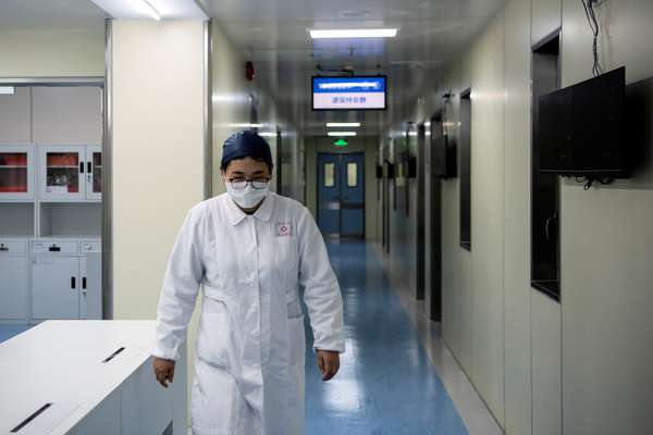 Enfermeira usa máscara em clínica em Xangai em meio ao surto do coronavírus na China 17/02/2020 Noel Celis/Pool via REUTERS
