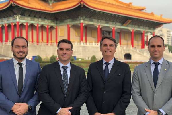 O presidente Jair Bolsonaro e os filhos Carlos, Flávio e Eduardo em Taiwan. 02/03/2018