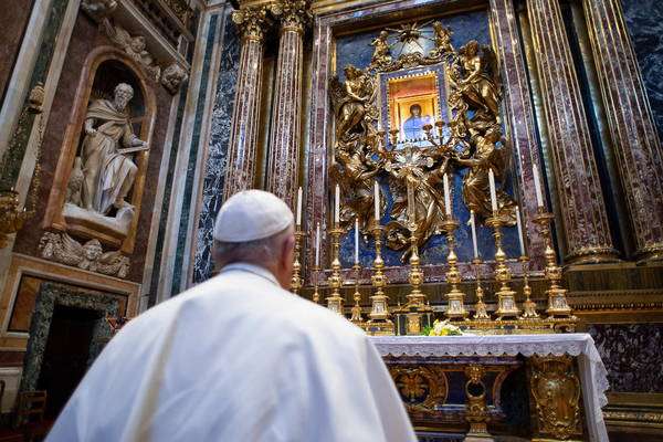 Francisco foi até igreja onde está um crucifixo milagroso