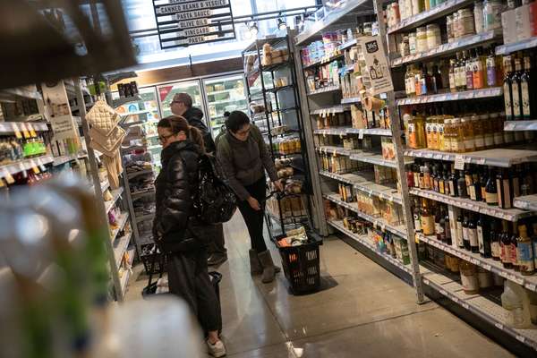 Pessoas fazem compras em Nova York, EUA 16/03/2020 REUTERS/Jeenah Moon