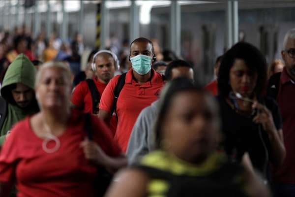 Passageiros caminham em plataforma de trem da Central do Brasil, no Rio de Janeiro
17/03/2020
REUTERS/Ricardo Moraes