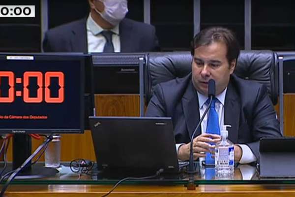 Rodrigo Maia durante a primeira sessão virtual da Câmara. Ele e alguns parlamentares estavam na Casa