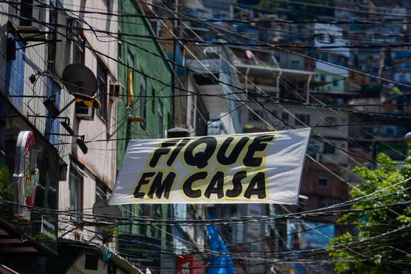 Faixas espalhadas pela a entrada da comunidade da Rocinha conscientizando a populao para a importncia do isolamento social