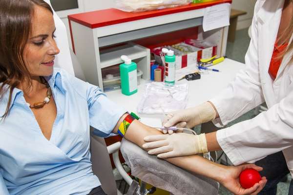 Um dos tratamentos ainda em estudo utiliza plasma sanguneo com anticorpos doado por outras pessoas para fortalecer o sistema imunolgico de pacientes doentes