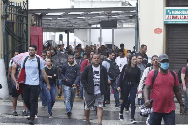 Mesmo diante dos pedidos de especialistas, que pedem às pessoas para manter distância umas das outras e usar as máscaras, no desembarque da barcas na Praça XV, há aglomeração e muitas pessoas estão sem máscaras, na cidade do Rio de Janeiro