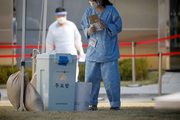 Paciente sul-coreano infectado pelo coronavrus vota na eleio parlamentar do pas 11/04/2020 REUTERS/Kim Hong-Ji