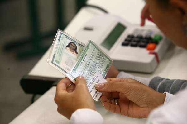 Título de eleitor precisa estar em dia para poder votar nas eleições municipais