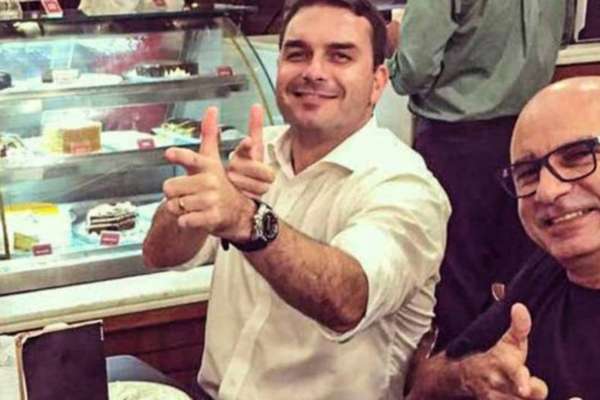 O ento deputado Flvio Bolsonaro com seu assessor Fabrcio Queiroz